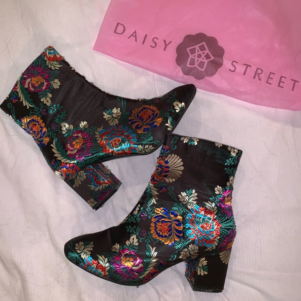 VINTAGE EMBROIDERED BOOTIES SIZE 8